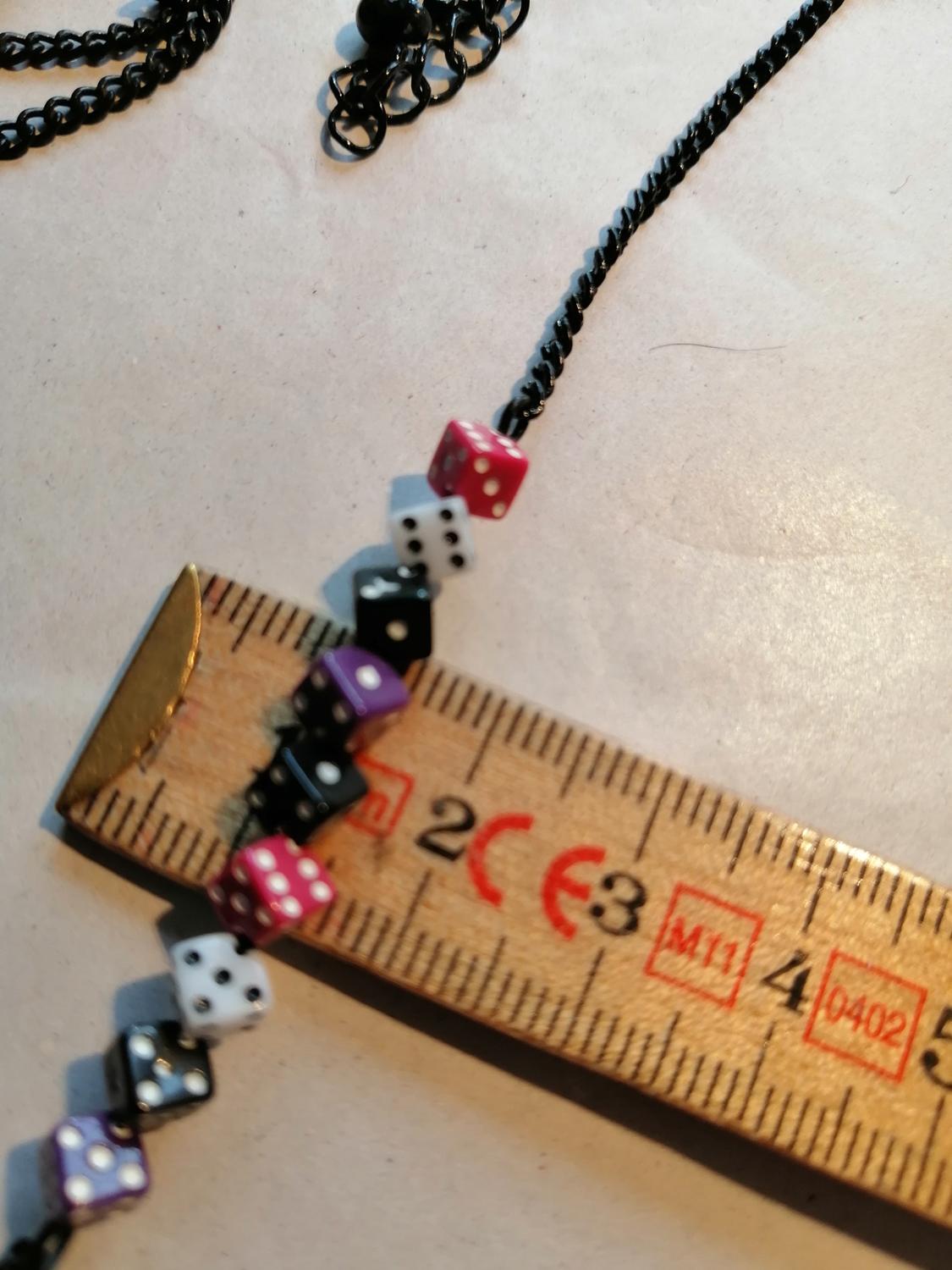 Second hand bijouteri smycke halsband svart med små tärningar rosa lila vita
