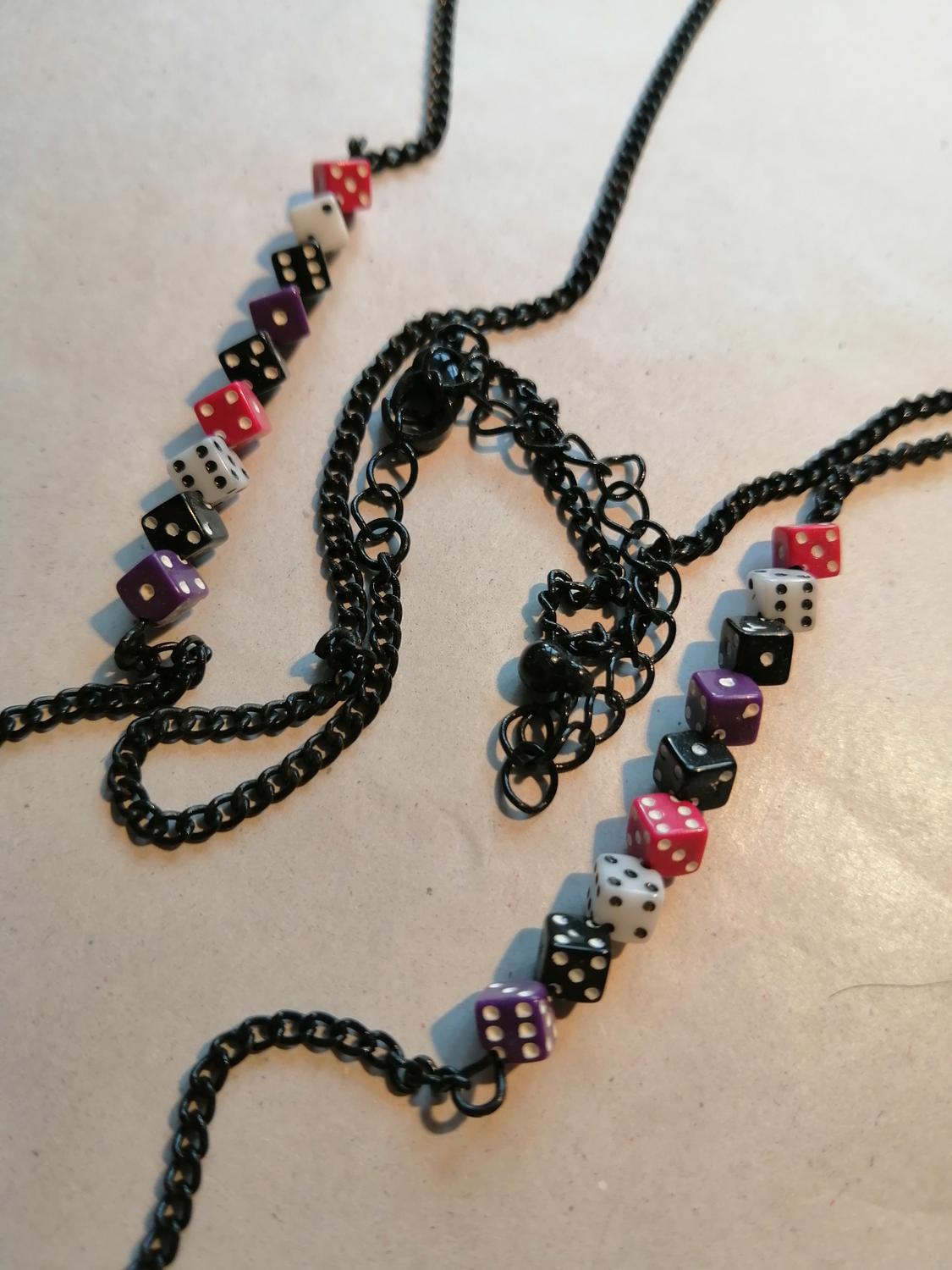 Second hand bijouteri smycke halsband svart med små tärningar rosa lila vita