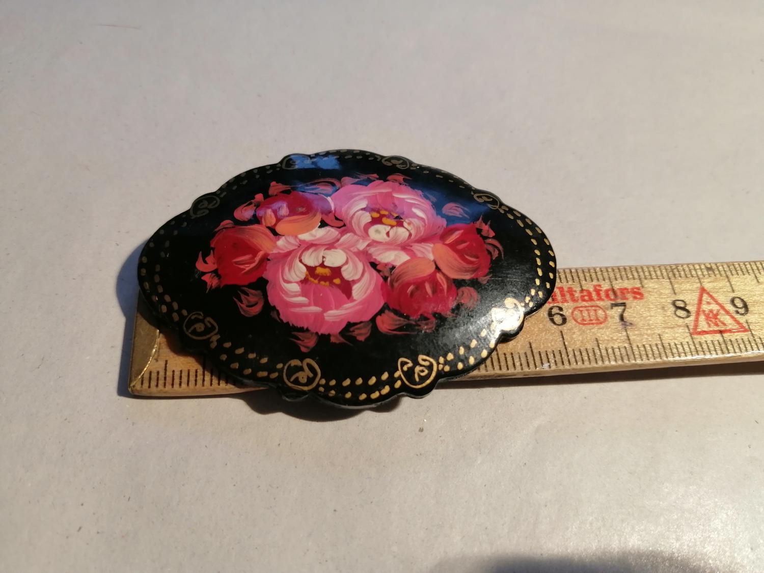 Second hand bijouteri brosch oval målat trä svart med rosa blommor