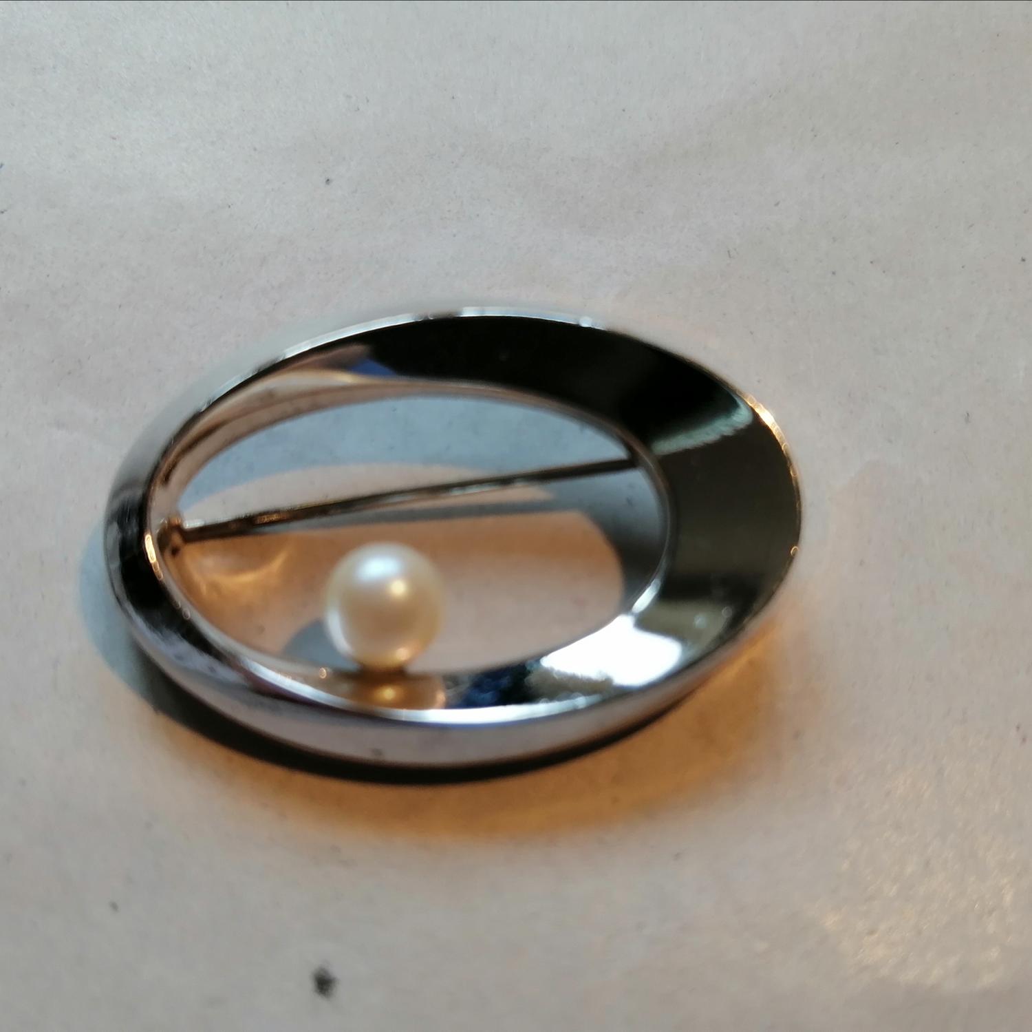 Second hand bijouteri brosch silverf plast oval med pärla