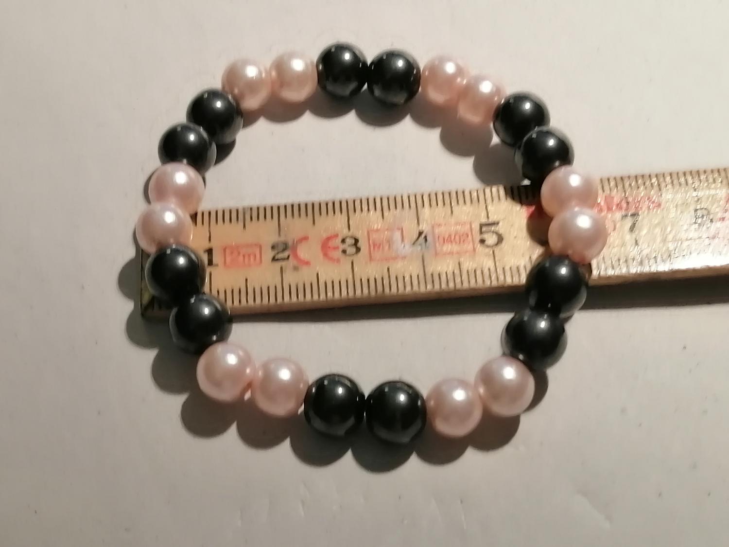 Second hand bijouteri smycke armband rosa svarta pärlor elastiskt band