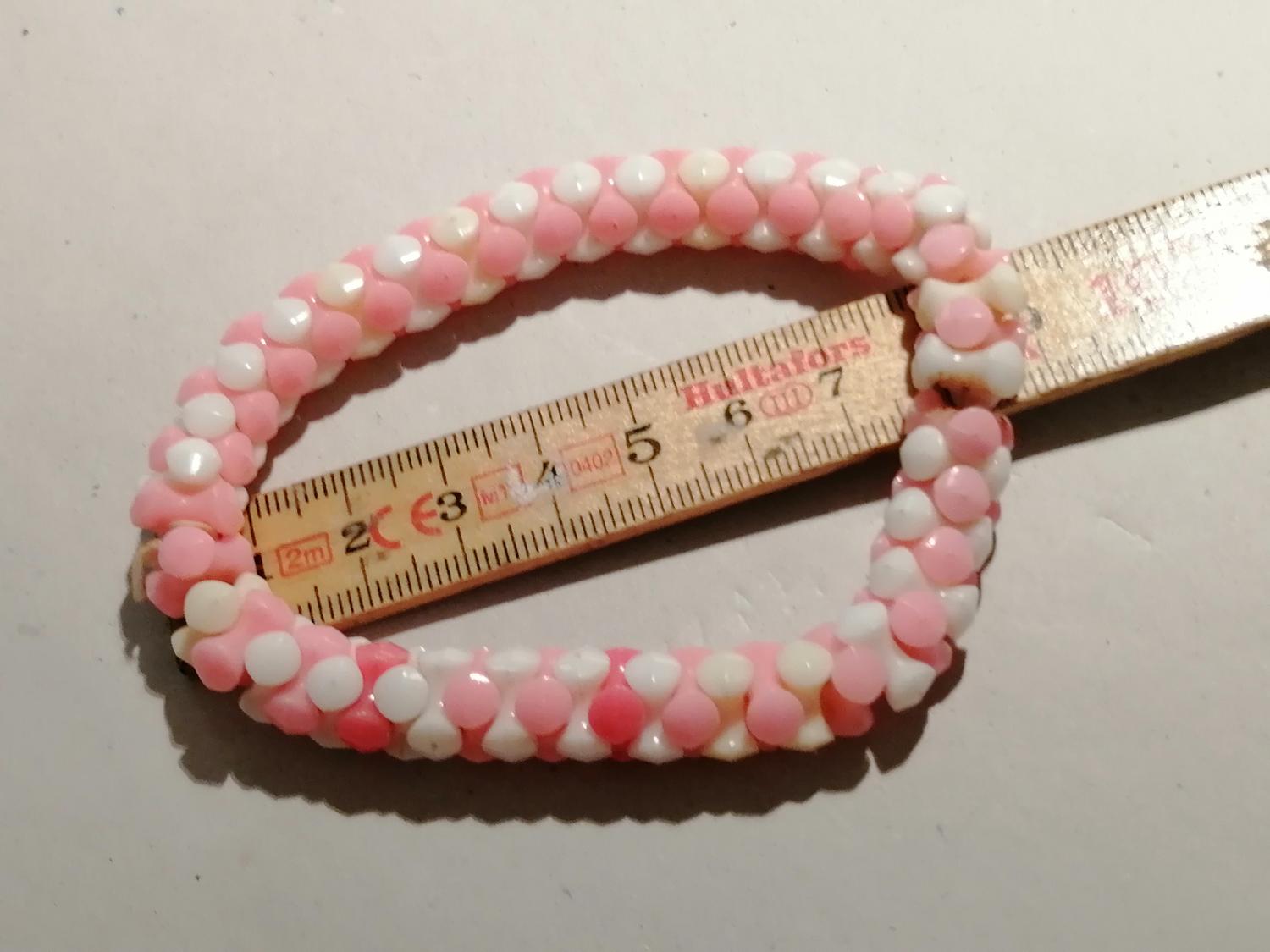 Second hand bijouteri smycke armband plast rosa vita ihopfogade pärlor länkar