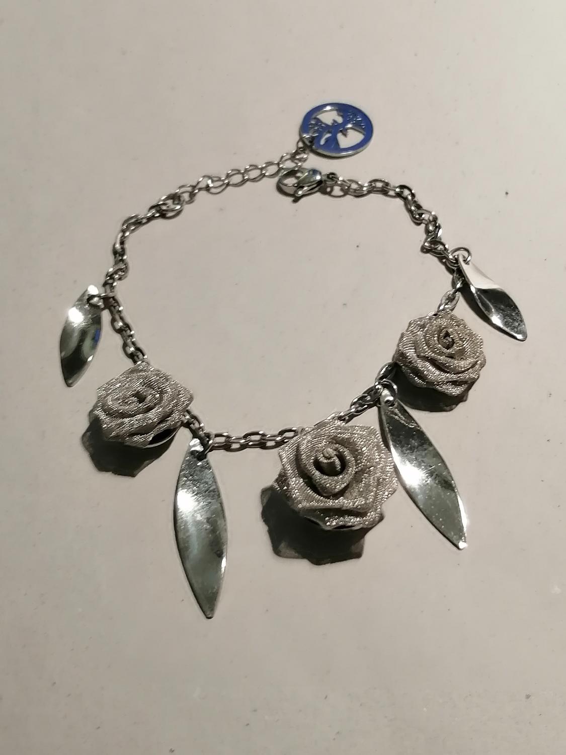 Second hand bijouteri smycke armband silverf med berlocker grå rosor