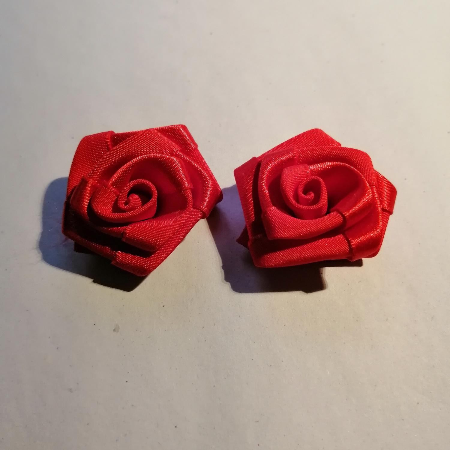 Second hand bijouterier örhängen clips röda rosor av sidenband mellanstora