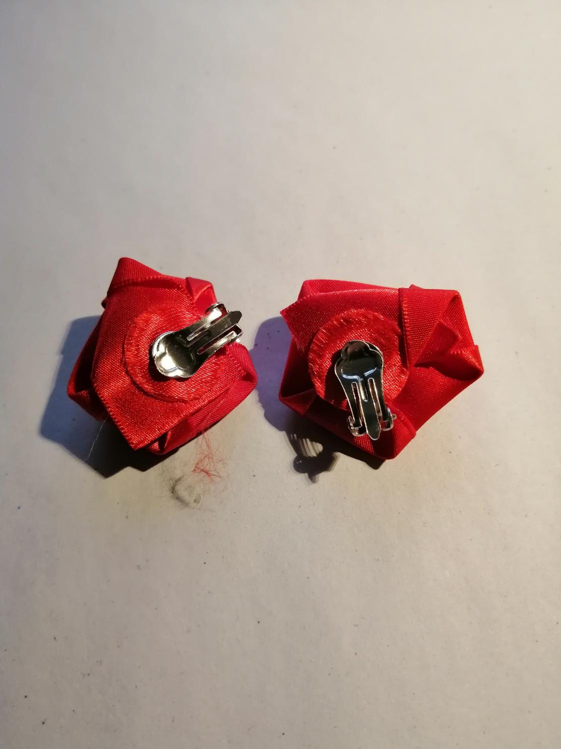 Second hand bijouterier örhängen clips röda rosor av sidenband mellanstora