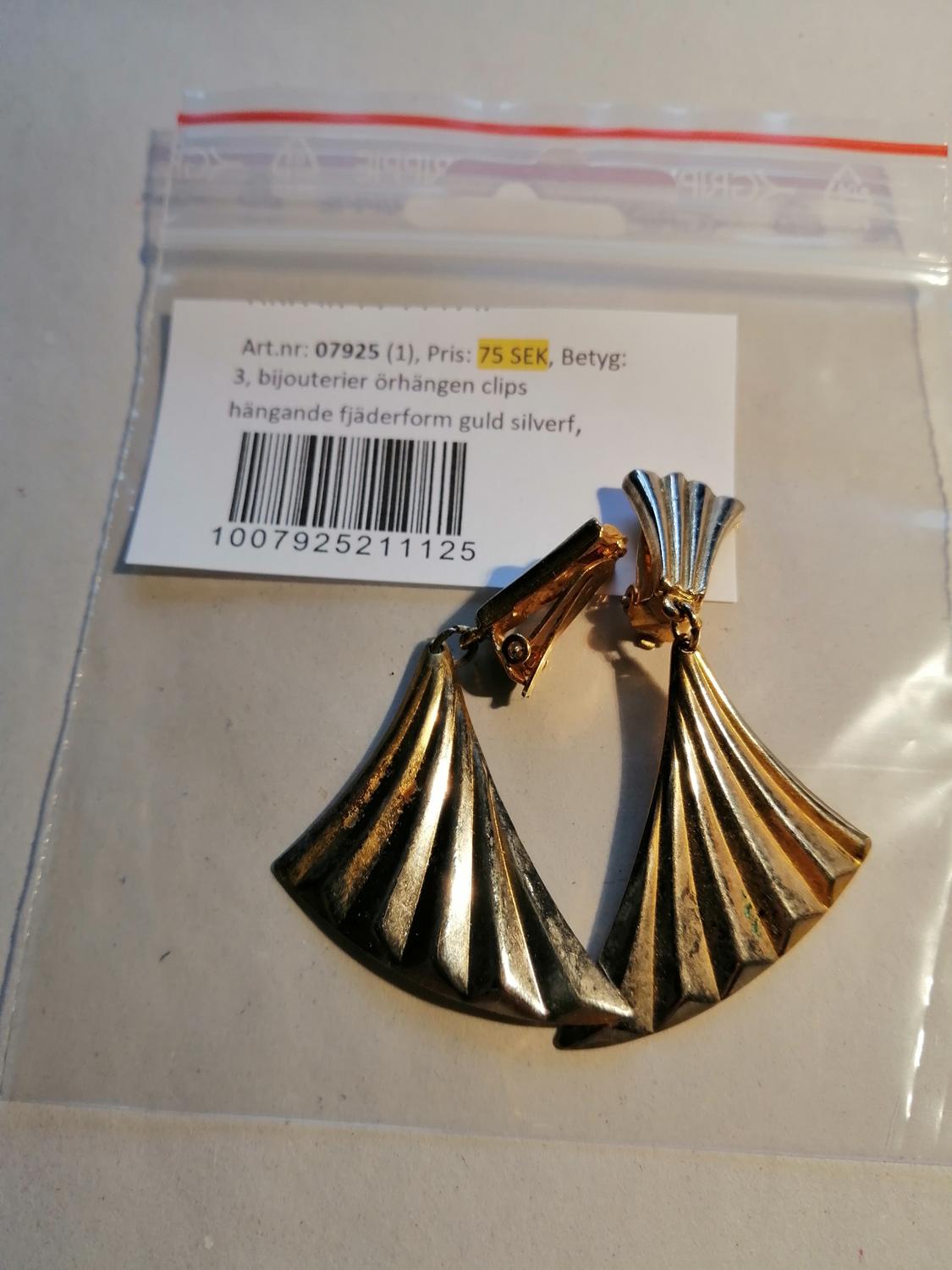 Second hand bijouterier örhängen clips hängande fjäderform guld silverf