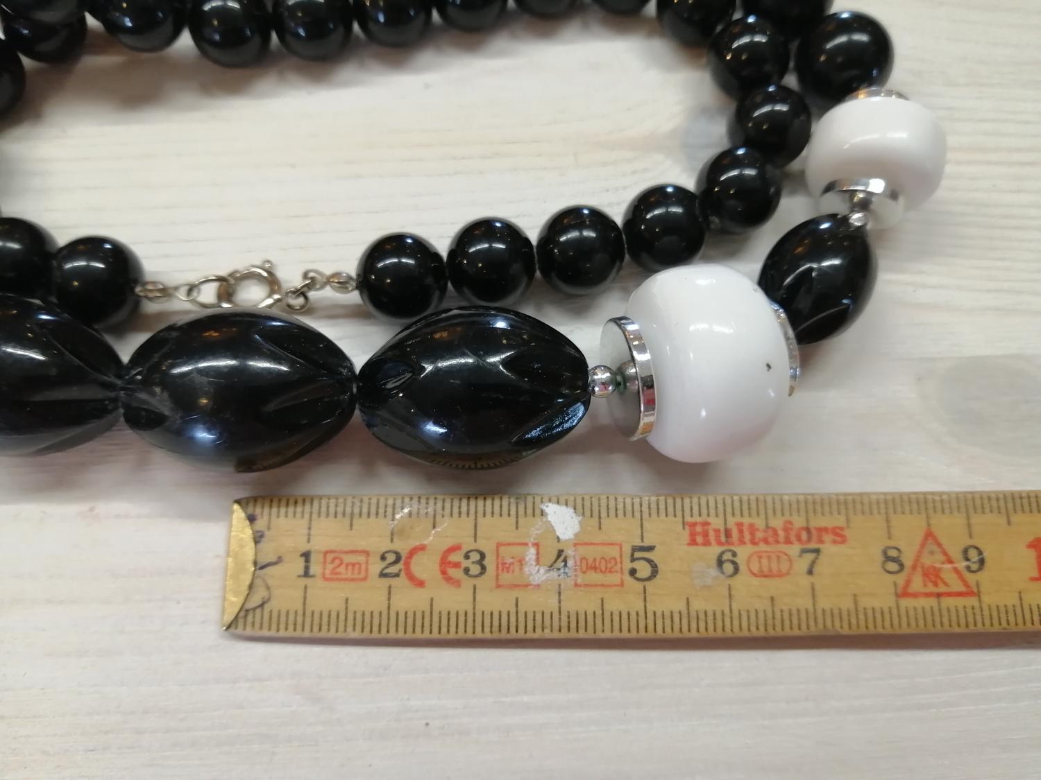 Vintage bijouteri 8090-tal halsband svarta vita plastpärlor stora graderade