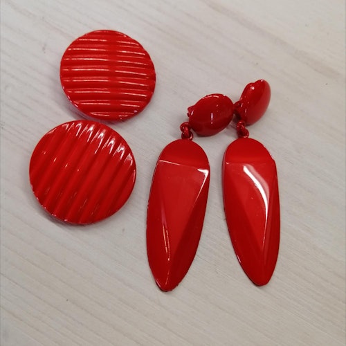 Vintage bijouteri 8090-tal örhängen clips 2 par röda runda och droppformade