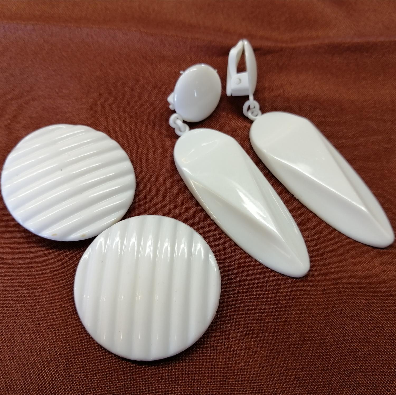Vintage bijouteri 8090-tal örhängen clips 2 par vita runda och droppformade