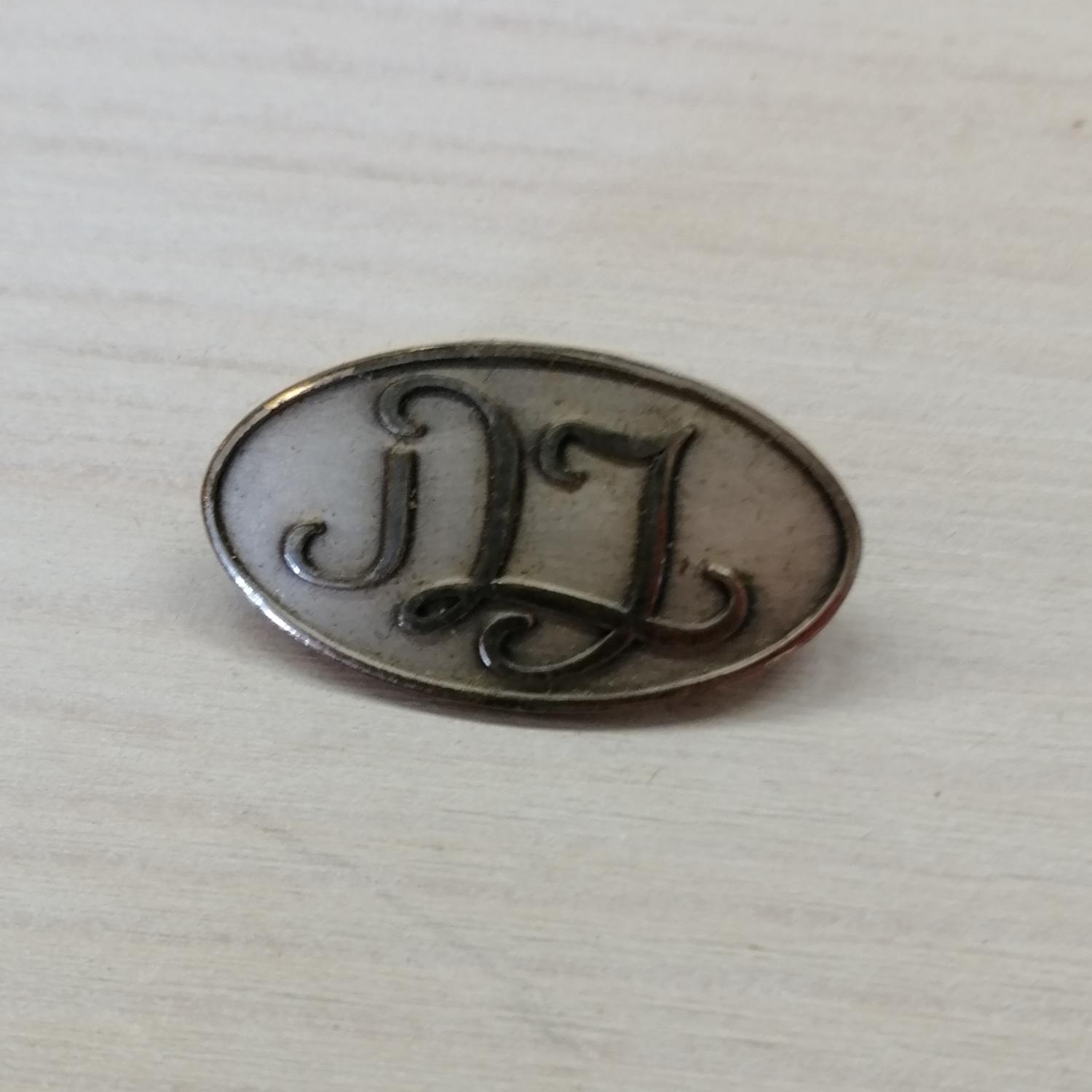 Vintage bijouteri brosch liten oval silverf initialer DL kanske