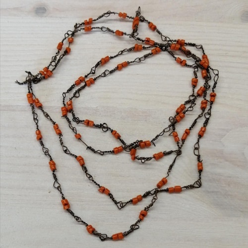 Vintage bijouteri halsband långt snurrad metall och småsmå orange glaspärlor