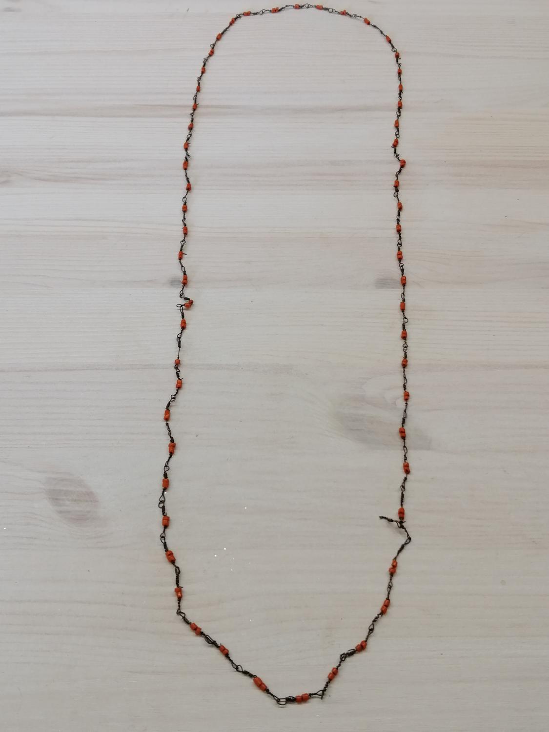 Vintage bijouteri halsband långt snurrad metall och småsmå orange glaspärlor