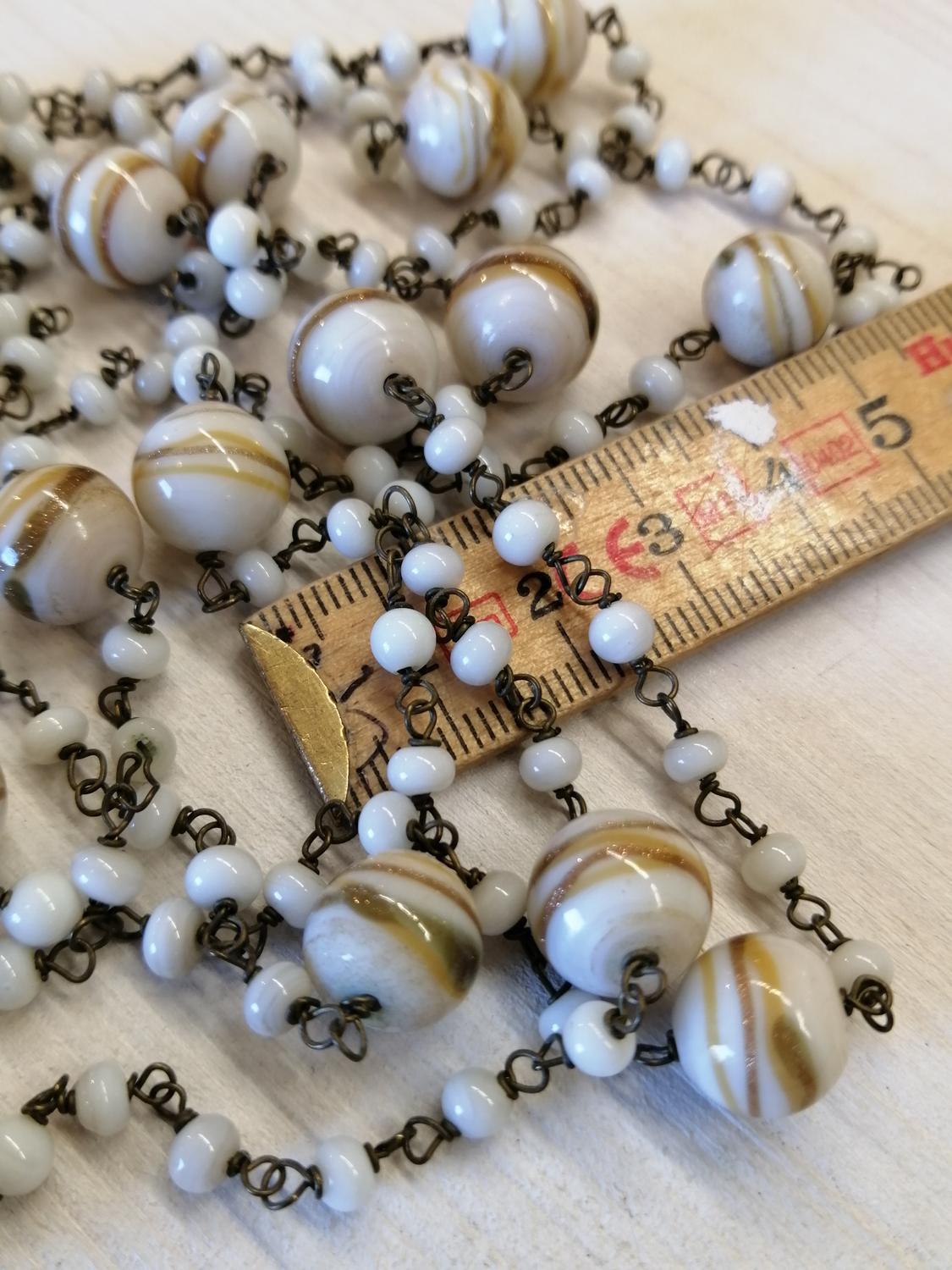 Vintage bijouteri halsband långt ljusa glaspärlor med metall mellan