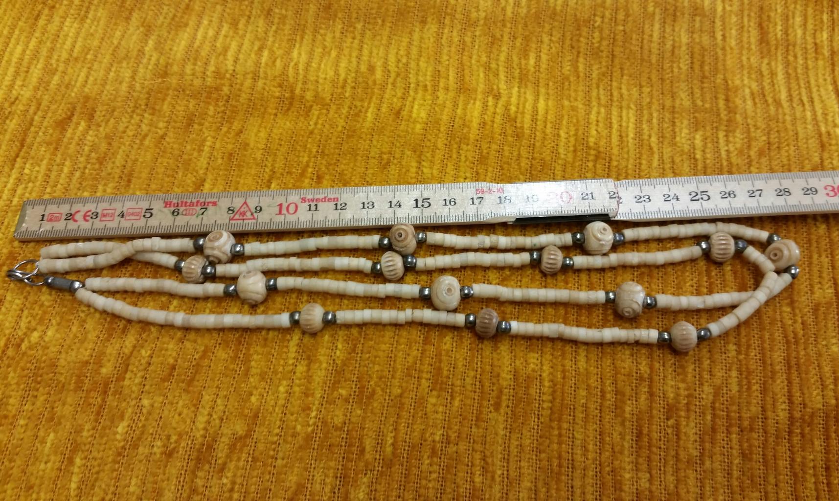 Retro bijouteri smycke halsband beige plastpärlor tvåradigt litet