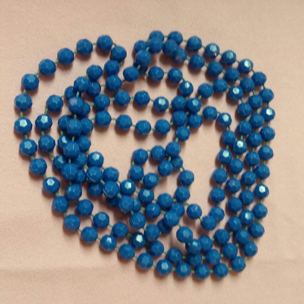 Vintage retro bijouteri smycke halsband blå små kantiga plastpärlor längre