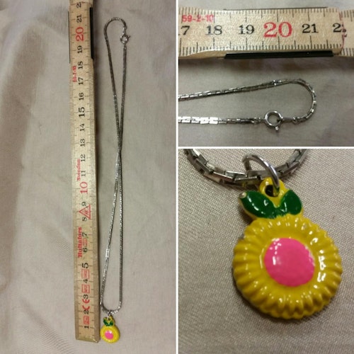 Retro bijouteri smycke halsband med liten berlock gul blomma