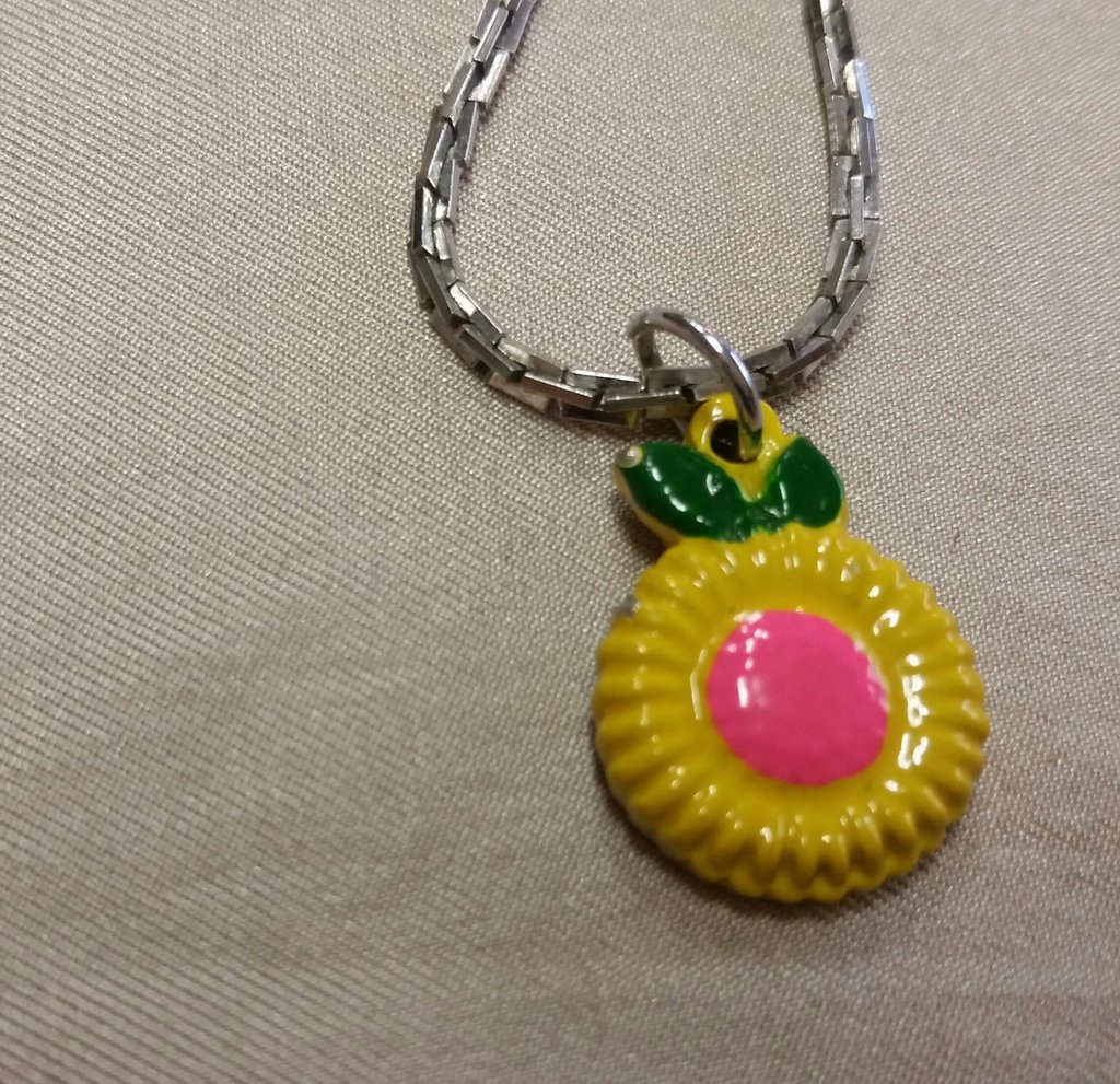 Retro bijouteri smycke halsband med liten berlock gul blomma