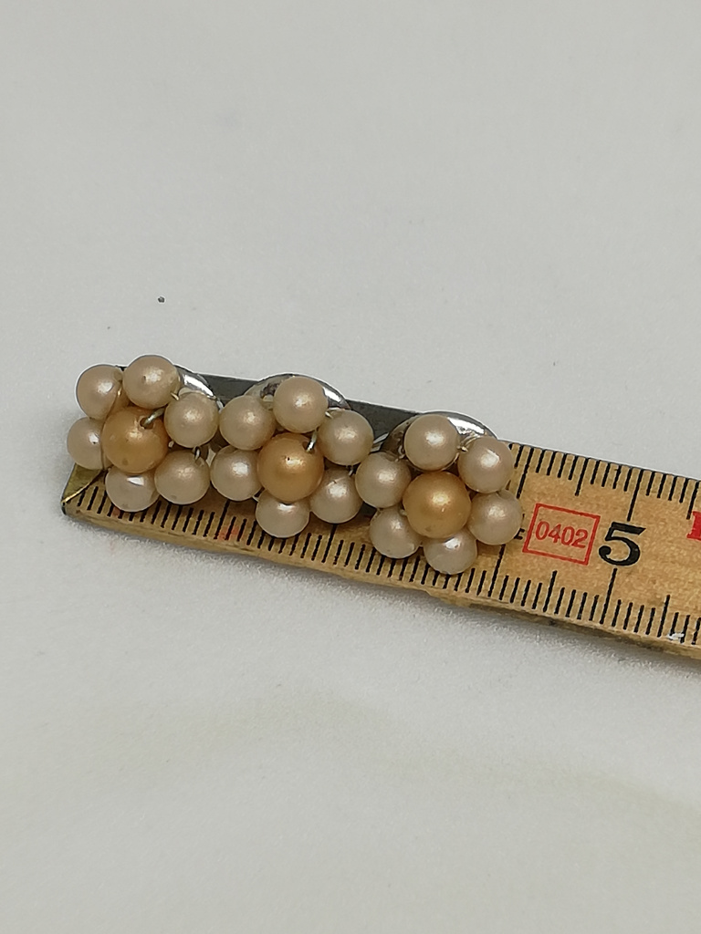 Vintage retro brosch pärlor i blommor på rad beige-vita pärlor