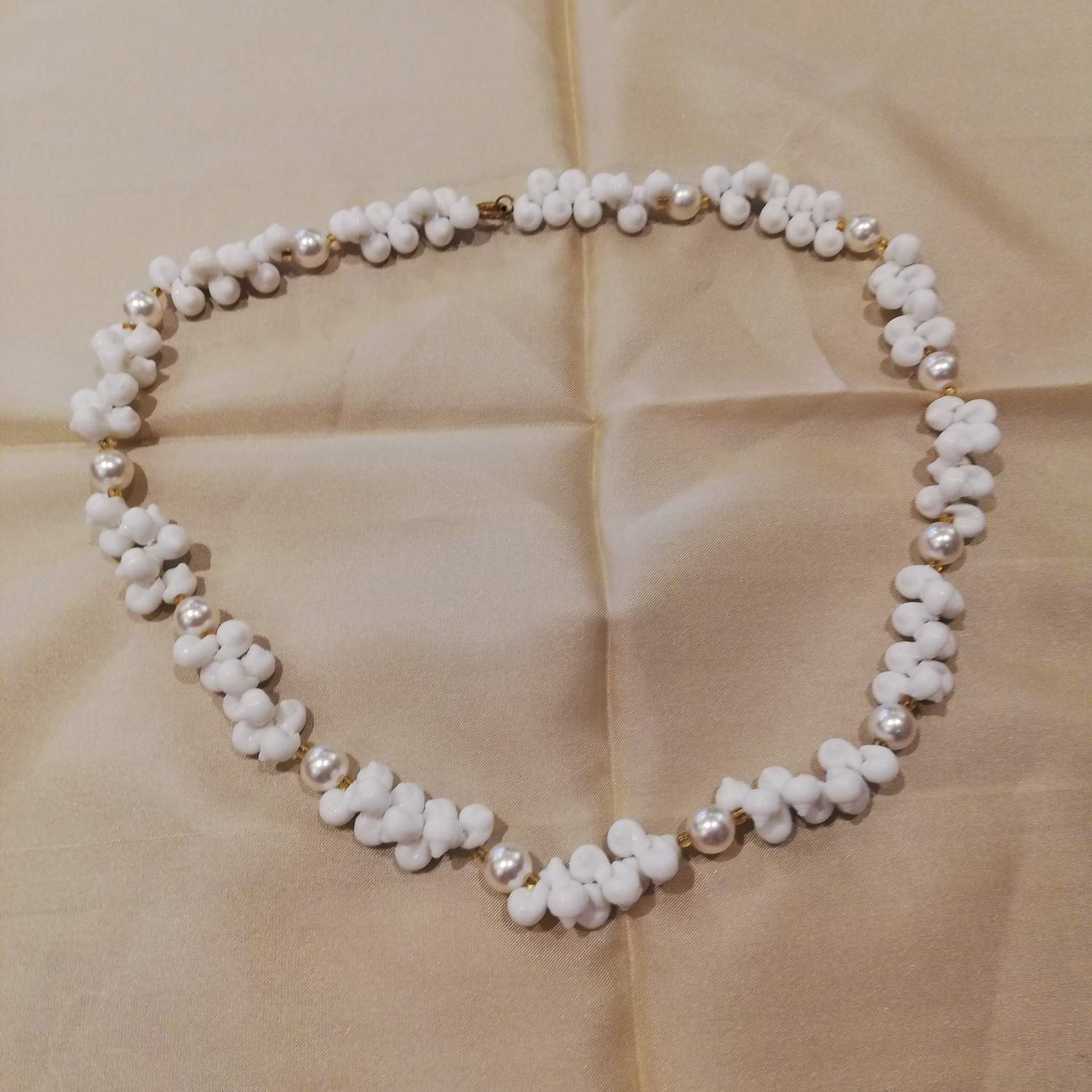 Vintage retro vitt halsband med snäck-imitationer och pärlor