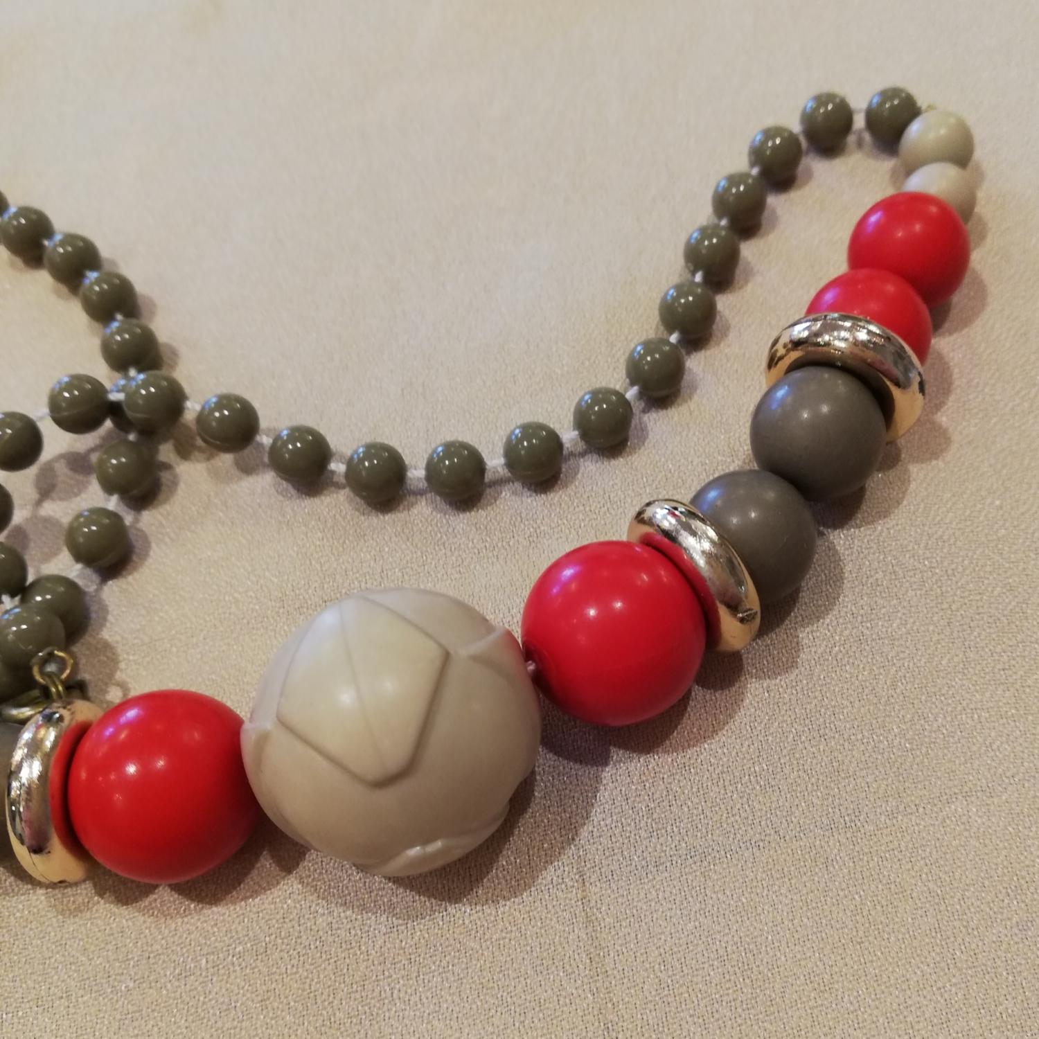 Retro bijouteri halsband plast grå röd gråvit olika storlek pärlorna  80-tal