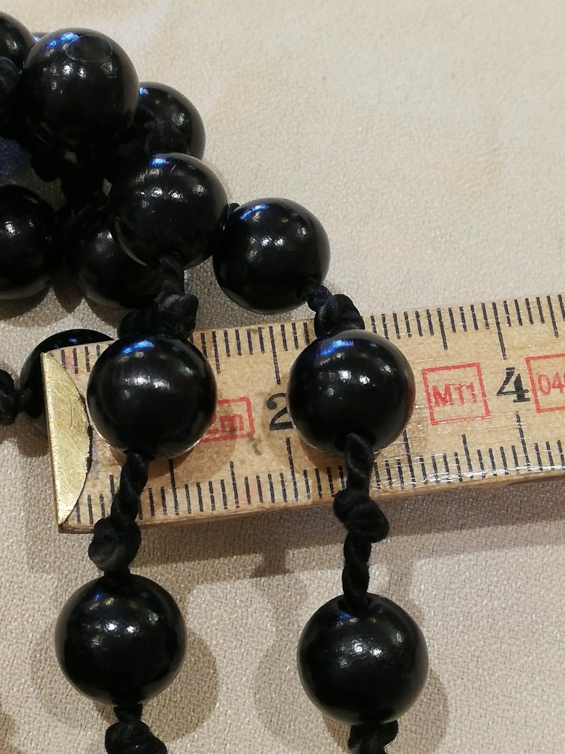 Vintage retro bijouteri halsband träpärlor svarta med knut mellan 6070-tal