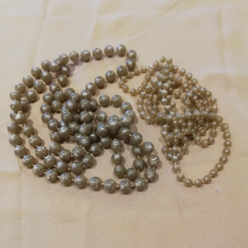 Vintage retro bijouteri 2 st halsband små och stora beige-grå melerade pärlor