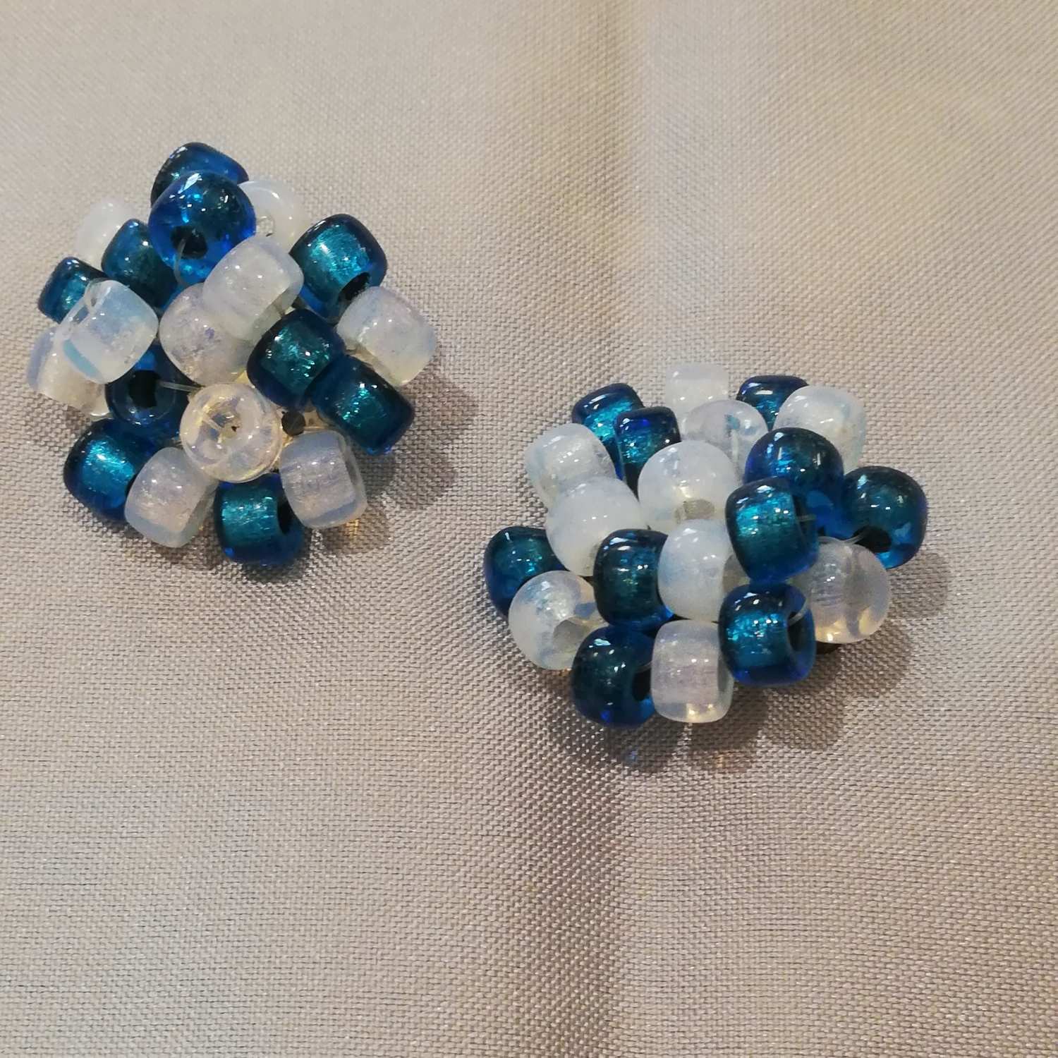 Vintage retro smycke bijouteri örhänge clips turkos och vita trädda pärlor