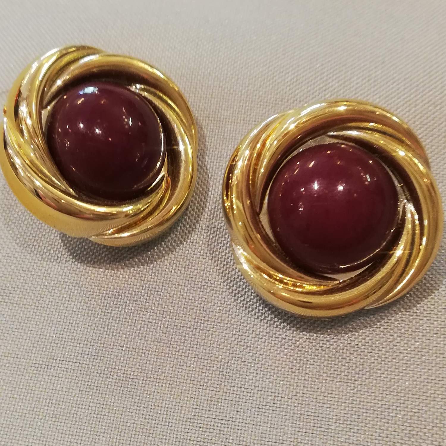 Vintage retro smycke bijouteri örhänge clips runda guldfärgad infattn. Vinröd