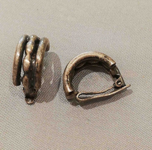 Vintage retro smycke bijouteri örhänge clips halvrunda siler-gråfärgad metall