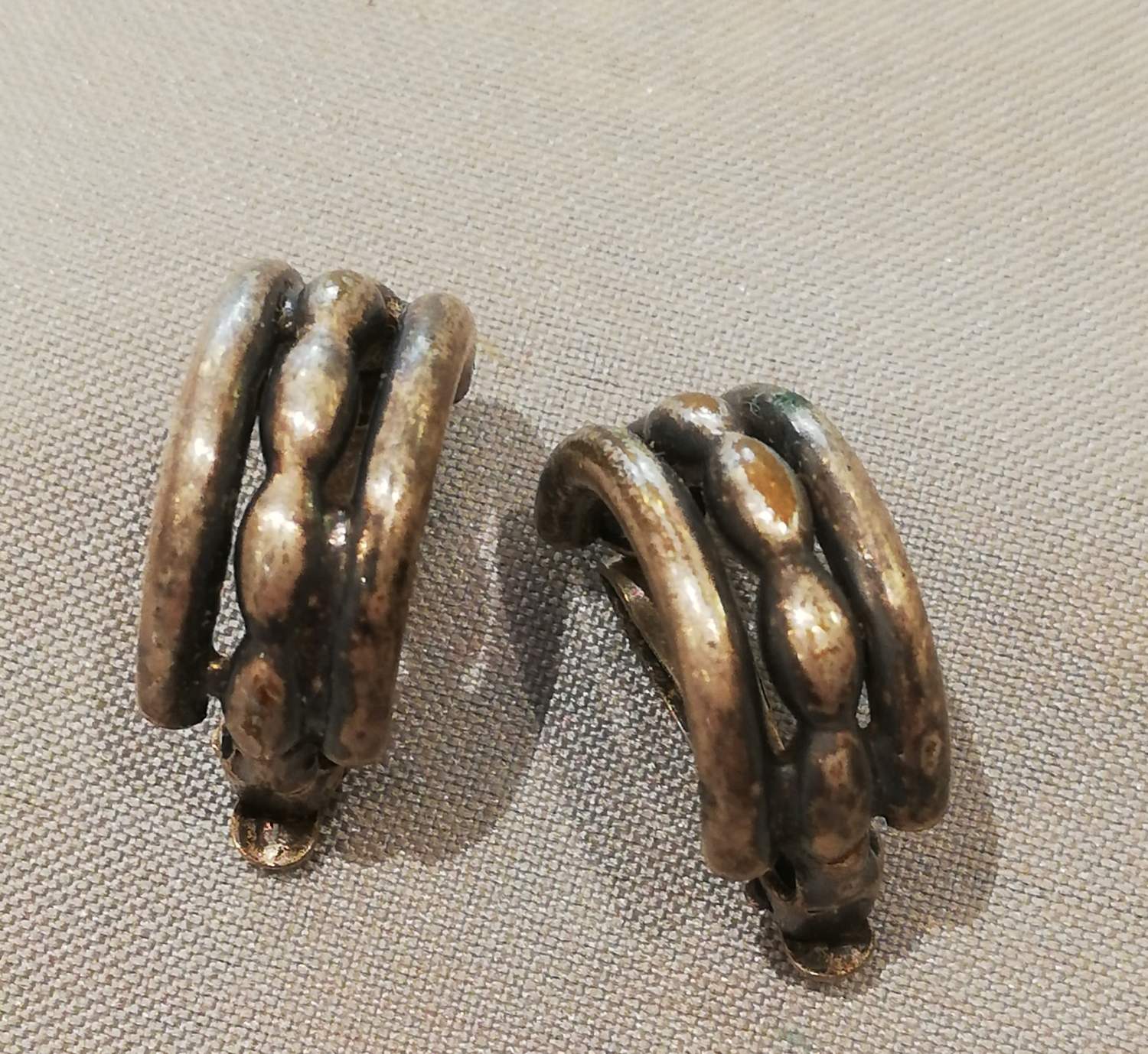 Vintage retro smycke bijouteri örhänge clips halvrunda siler-gråfärgad metall