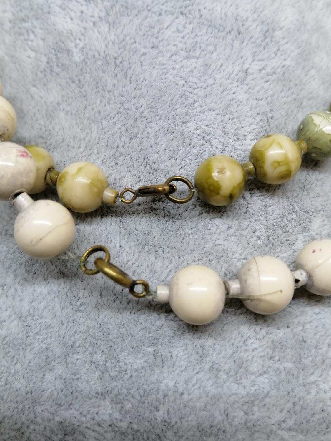 Vintage retro bijouteri smycke halsband 2 st ljusgrå-gröna nyanser pärlor korta