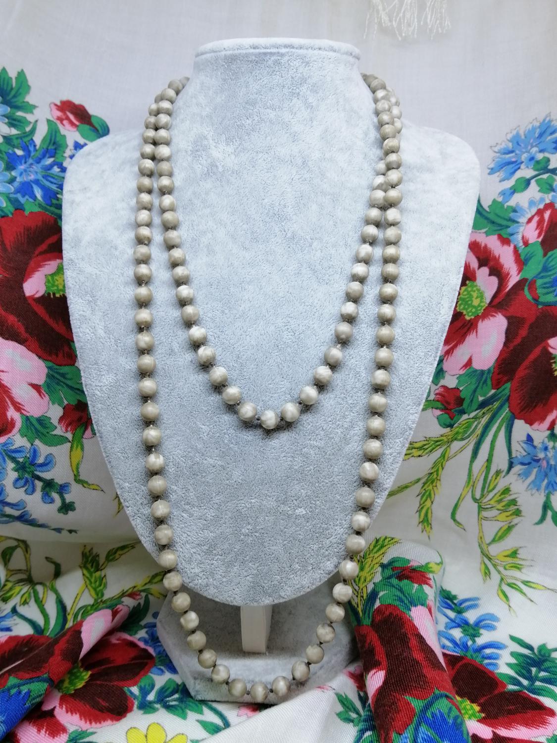 Retro bijouteri smycke halsband långt ljusgrå melerade pärlor