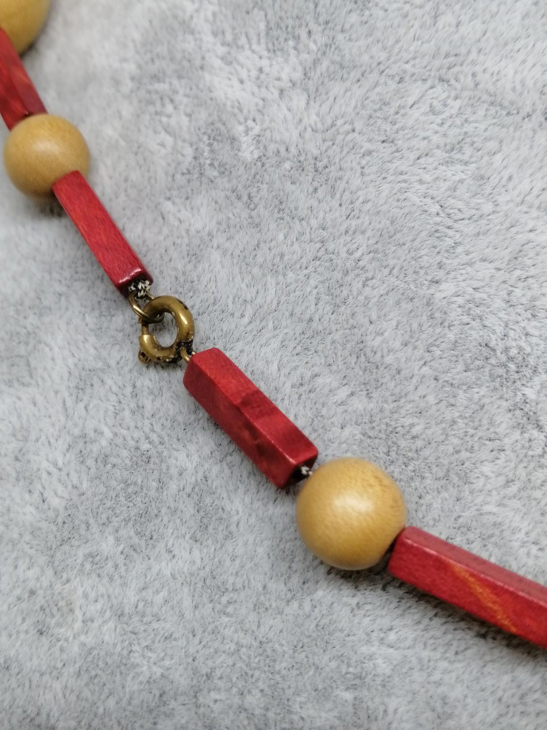 Vintage retro bijouteri smycke halsband ovala träpärlor och röda stavar