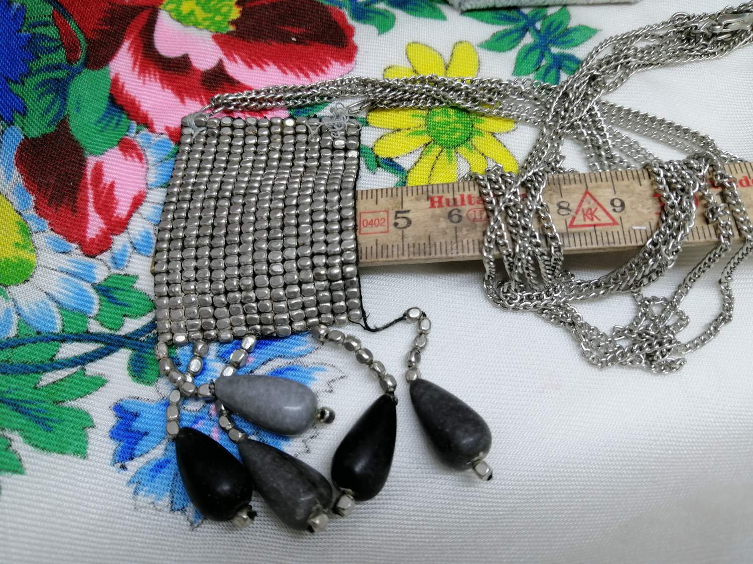 Retro bijouteri smycke halsband 2 st silverf kedjor mittplatta grå svarta stenar