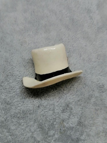 bijouteri smycke brosch halv vit hatt