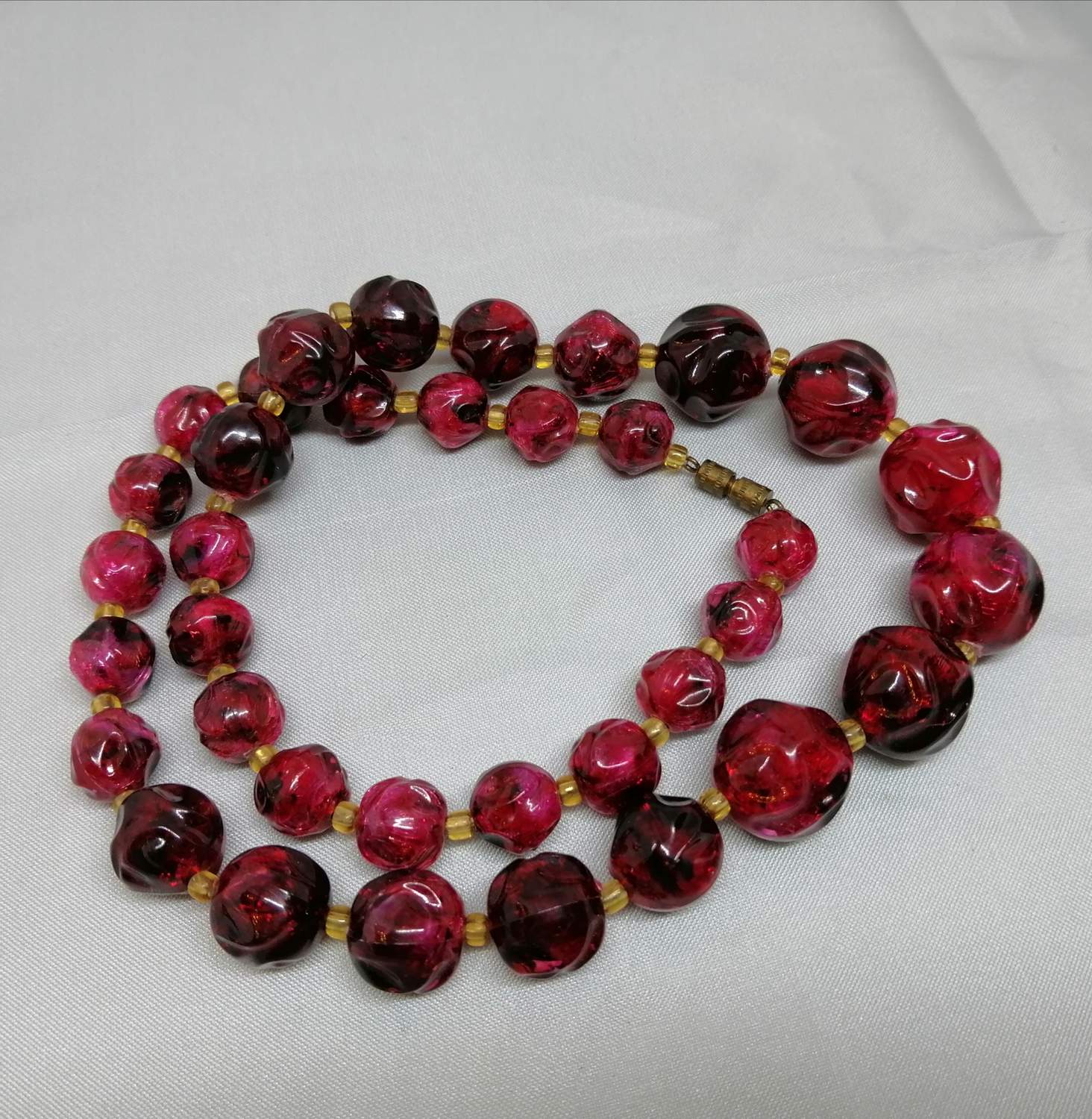 Vintage retro bijouteri smycke halsband oregelbundna stenar plast röd-svarta