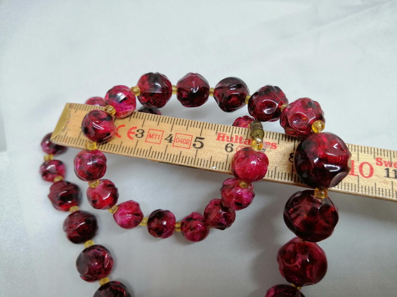 Vintage retro bijouteri smycke halsband oregelbundna stenar plast röd-svarta