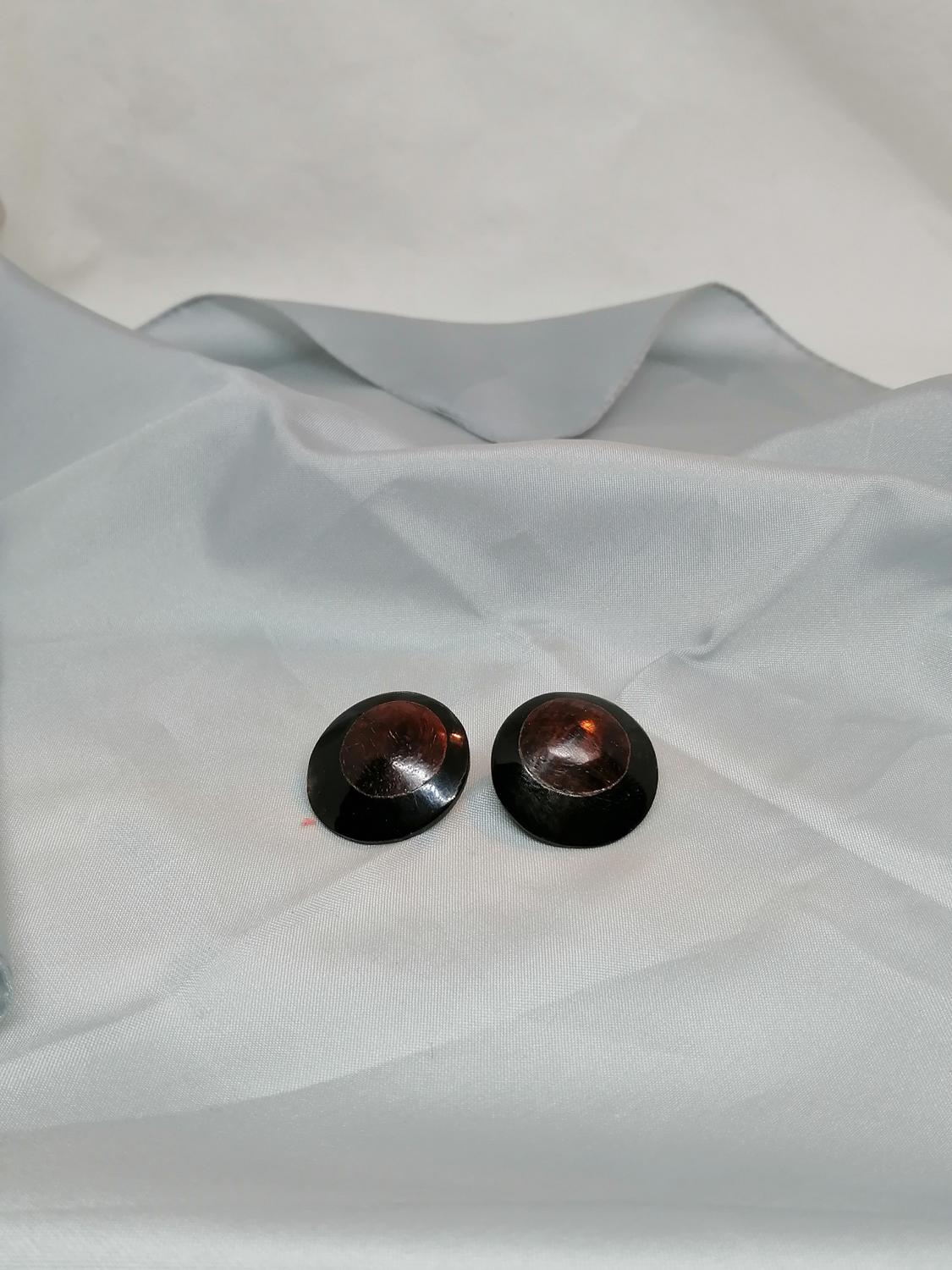 Retro bijouteri smycke örhänge clips runda svarta med träfärgad mitt