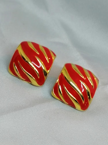 Retro bijouteri smycke örhänge clips böjda röda guldf fyrkantiga