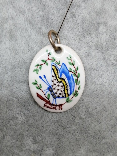 Retro bijouteri hänge till halsband med målad fjäril