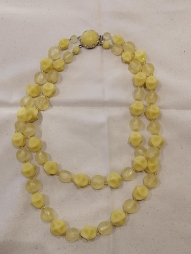 Vintage dubbelradigt citrongult plast halsband delvis transparent