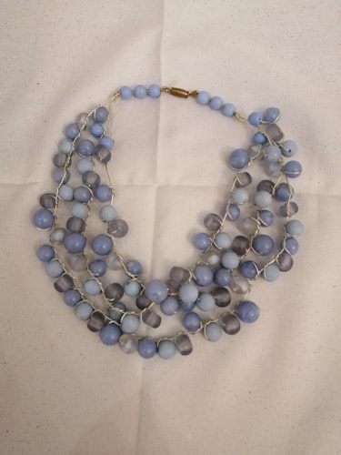 Vintage bijouteri treradigt halsband glas/plast pärlor i olika blå nyanser