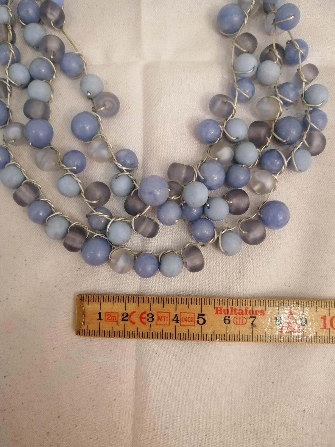 Vintage bijouteri treradigt halsband glas/plast pärlor i olika blå nyanser