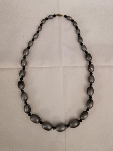 Vintage halsband med svarta och grå glänsande pärlor i plast