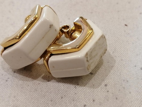 Vintage bijouteri smycke örhänge skruvfäste guldf vit halvcrikel kantig