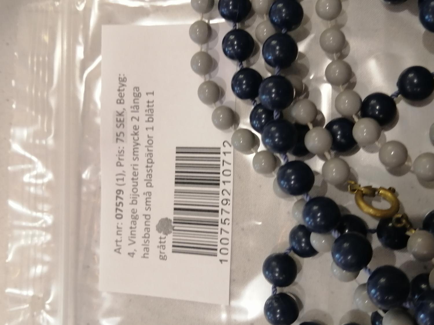 Vintage bijouteri smycke 2 långa halsband små plastpärlor 1 blått 1 grått