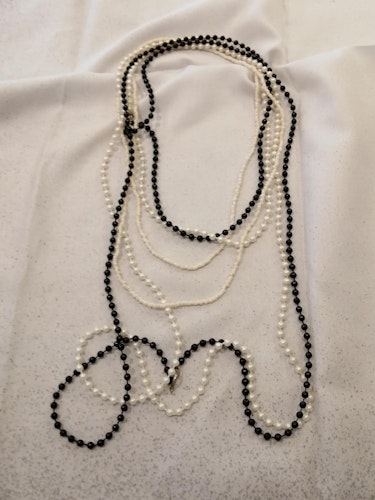 Vintage bijouteri smycke 3 långa halsband små plastpärlor 2 vita 1 svart