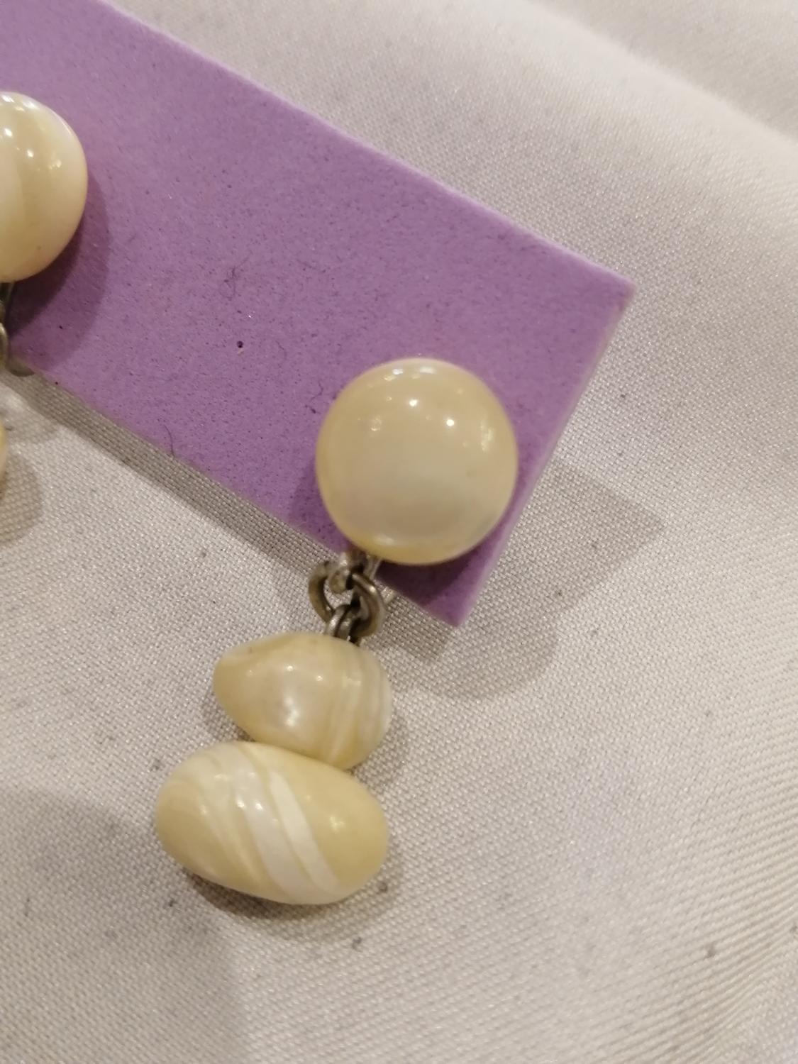 Vintage bijouteri smycke örhänge skruvfäste hängande vita stenar