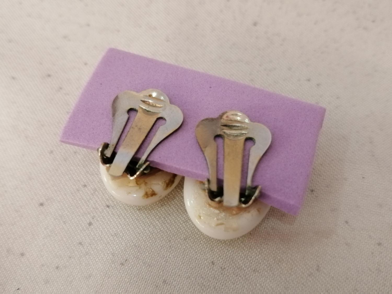 Vintage smycke bijouteri örhänge clips ovala pärlor pärlemor oregelbunden yta