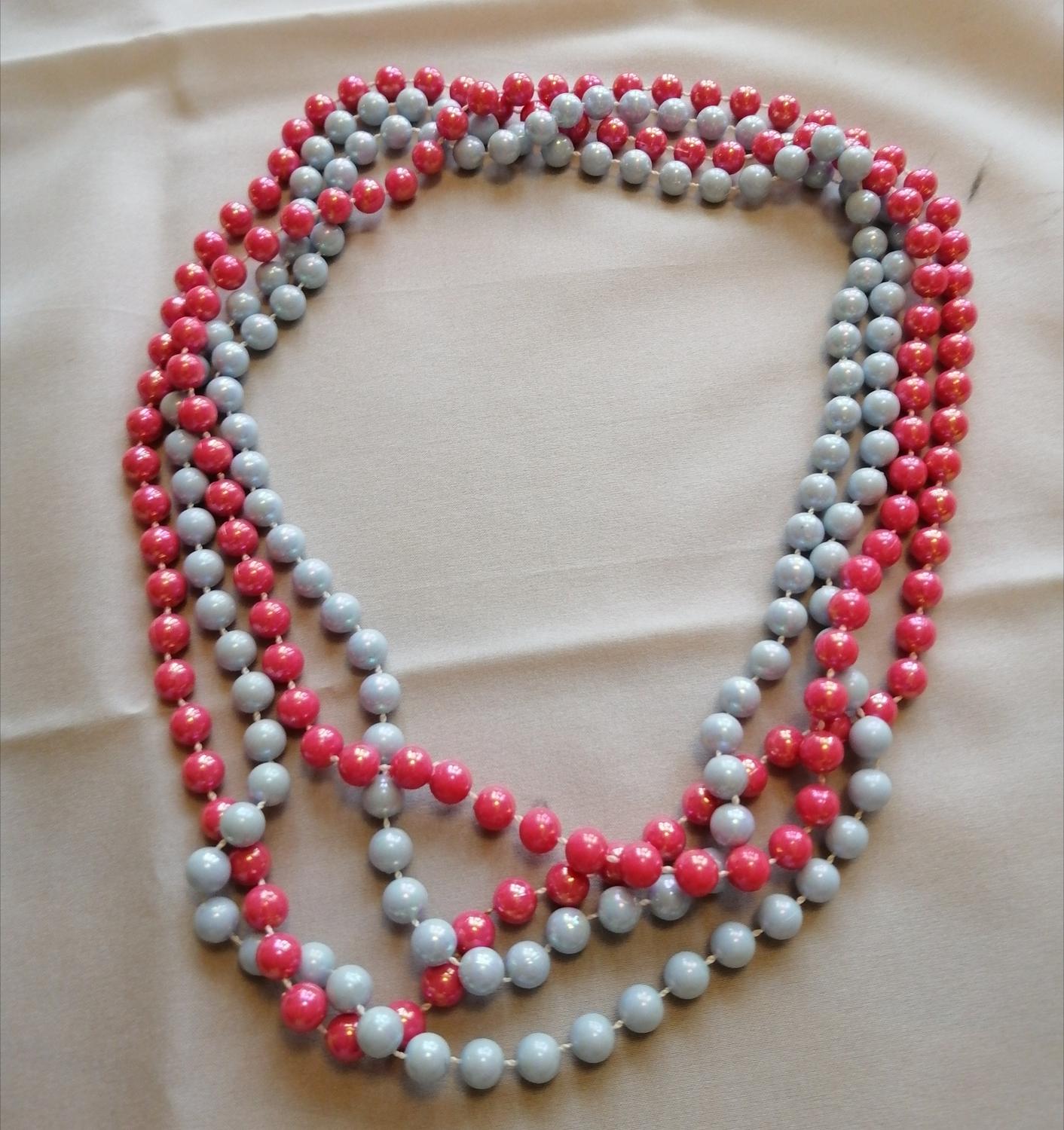 Vintage bijouteri halsband 2 st längre ljustblått rosa pärlemorglans